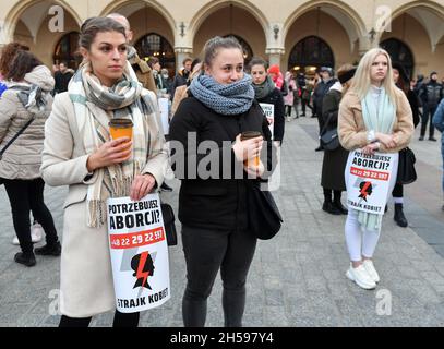 Cracovia, Polonia. 7 novembre 2021. I manifestanti hanno visto con volantini per l'aborto durante la protesta. Migliaia di persone prendono per le strade della Polonia per protestare dopo la morte di Izabela (Iza), di 30 anni, morto nella 22a settimana di gravidanza perché i medici non hanno interrotto il feto morente secondo la legge anti-aborto. Credit: SOPA Images Limited/Alamy Live News Foto Stock