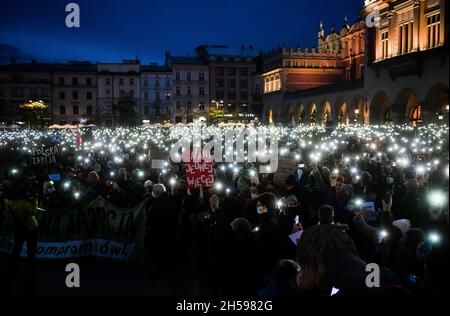 Cracovia, Polonia. 7 novembre 2021. Migliaia di persone hanno visto nella piazza principale di Cracovia, con le luci sul telefono durante la protesta. Migliaia di persone prendono per le strade della Polonia per protestare dopo la morte di Izabela (Iza), di 30 anni, morto nella 22a settimana di gravidanza perché i medici non hanno interrotto il feto morente secondo la legge anti-aborto. Credit: SOPA Images Limited/Alamy Live News Foto Stock