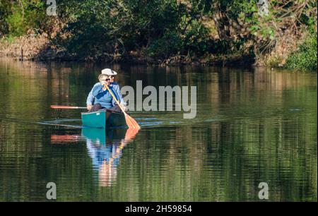 NEW ORLEANS, LA, Stati Uniti d'America - 7 NOVEMBRE 2021: Coppia canoa da pagaiare nella laguna di City Park Foto Stock