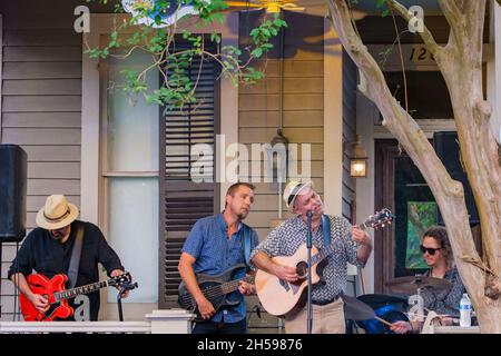 NEW ORLEANS, LA, Stati Uniti d'America - 15 OTTOBRE 2021: Concerto di musica in veranda nel quartiere Uptown Foto Stock