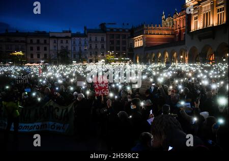Cracovia, Polonia. 7 novembre 2021. Migliaia di persone hanno visto nella piazza principale di Cracovia, con le luci sul telefono durante la protesta. Migliaia di persone prendono per le strade della Polonia per protestare dopo la morte di Izabela (Iza), di 30 anni, morto nella 22a settimana di gravidanza perché i medici non hanno interrotto il feto morente secondo la legge anti-aborto. (Foto di Alex Bona/SOPA Images/Sipa USA) Credit: Sipa USA/Alamy Live News Foto Stock