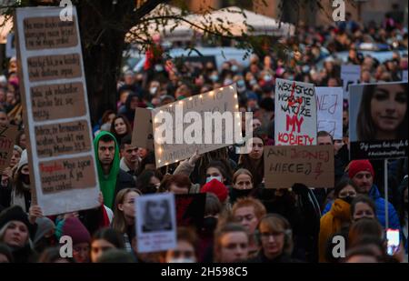Cracovia, Polonia. 7 novembre 2021. I manifestanti tengono dei cartelli durante la protesta. Migliaia di persone prendono per le strade della Polonia per protestare dopo la morte di Izabela (Iza), di 30 anni, morto nella 22a settimana di gravidanza perché i medici non hanno interrotto il feto morente secondo la legge anti-aborto. (Foto di Alex Bona/SOPA Images/Sipa USA) Credit: Sipa USA/Alamy Live News Foto Stock