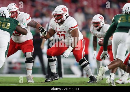 Tampa, Florida, Stati Uniti. 6 novembre 2021. Houston Cougars offensivo lineman Keenan Murphy (77) blocchi durante la partita tra gli Houston Cougars e i South Florida Bulls al Raymond James Stadium a Tampa, FL. (Foto di Peter Joneleit). Credit: csm/Alamy Live News Foto Stock