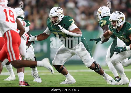 Tampa, Florida, Stati Uniti. 6 novembre 2021. Il lineman dell'offensiva dei South Florida Bulls Donovan Jennings (73) si blocca durante la partita tra gli Houston Cougars e i South Florida Bulls al Raymond James Stadium di Tampa, Florida. (Foto di Peter Joneleit). Credit: csm/Alamy Live News Foto Stock