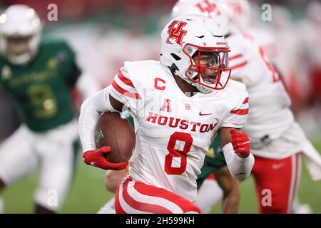 Tampa, Florida, Stati Uniti. 6 novembre 2021. Marcus Jones (8) torna a giocare tra gli Houston Cougars e i South Florida Bulls al Raymond James Stadium di Tampa, Florida. (Foto di Peter Joneleit). Credit: csm/Alamy Live News Foto Stock