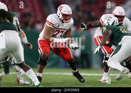 Tampa, Florida, Stati Uniti. 6 novembre 2021. Houston Cougars offensiva lineman Cam'Ron Johnson (73) blocchi per i Cougars durante la partita tra gli Houston Cougars e i South Florida Bulls al Raymond James Stadium a Tampa, FL. (Foto di Peter Joneleit). Credit: csm/Alamy Live News Foto Stock