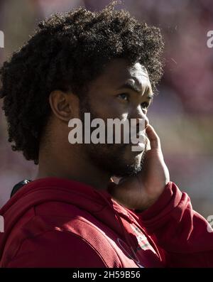 Santa Clara, Stati Uniti. 7 novembre 2021. Arizona Cardinals quarterback Kyler Murray guarda da margine mentre gli Arizona Cardinals sconfiggono i San Francisco 49ers 31-17 al Levi's Stadium di Santa Clara, California, domenica 7 novembre 2021. Foto di Terry Schmitt/UPI Credit: UPI/Alamy Live News Foto Stock