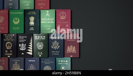 Passaporto da paesi diversi con sfondi scuri rendering 3d. Foto Stock