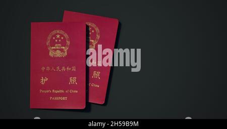 Passaporto per la Cina. Passaporto da paesi diversi con sfondi scuri rendering 3d. Foto Stock