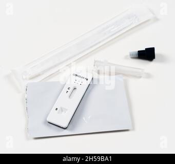 Kit per test rapidi per il coronavirus (Covid-19) o l'antigene SARS-COV-2 per test automatici a casa Foto Stock