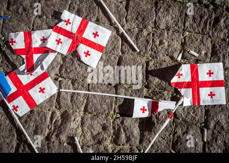 Molte bandiere georgiane a parte sul marciapiede. Concetto di crisi nel caucaso. Banner sfondo B&B. Foto Stock