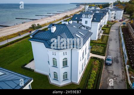 Heiligendamm, Germania. 20 Ott 2021. Le case della cosiddetta collana di perle sulla spiaggia del Mar Baltico di Heiligendamm e i colonnati sono in fase di ristrutturazione. (Foto aerea con un drone) la collana di perle comprende sette ville sulla spiaggia lungo la costa est del Grand Hotel. Per decenni le ville storiche e le case di alloggio, costruite a metà del XIX secolo, furono disabitate e caddero in disfacimento. (A dpa 'Heiligendamm: Quinta villa del filo di perle presto essere completamente restaurata') Credit: Jens Büttner/dpa-Zentralbild/dpa/Alamy Live News Foto Stock