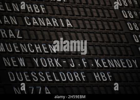 08 novembre 2021, Hessen, Francoforte sul meno: "New York - J.F.Kennedy" è mostrato su un tabellone dell'aeroporto di Francoforte. A partire dall'8 novembre sono nuovamente ammessi voli con cittadini UE vaccinati verso gli Stati Uniti. Foto: Sebastian Gollnow/dpa Foto Stock