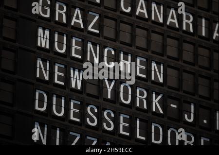 08 novembre 2021, Hessen, Francoforte sul meno: "New York" è visualizzato su un tabellone dell'aeroporto di Francoforte. A partire dall'8 novembre saranno nuovamente autorizzati voli con cittadini UE vaccinati verso gli Stati Uniti. Foto: Sebastian Gollnow/dpa Foto Stock