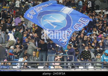 Napoli, Italia. 7 novembre 2021. Azione durante la partita di calcio tra SSC Napoli e HELLAS VERONA allo stadio Diego Armando Maradona di Napoli. Risultato finale Napoli vs. HELLAS VERONA 1-1.in foto sostenitore di SSC NAPOLI (Photo by Salvatore Esposito/Pacific Press) Credit: Pacific Press Media Production Corp./Alamy Live News Foto Stock