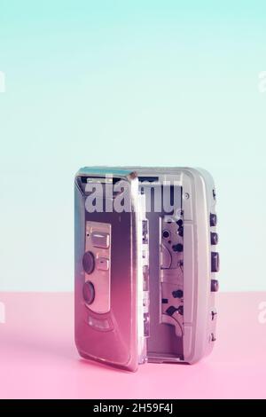 Vecchio lettore audio con cassetta a colori neon. Stile retrò. Concetto di musica vintage Foto Stock