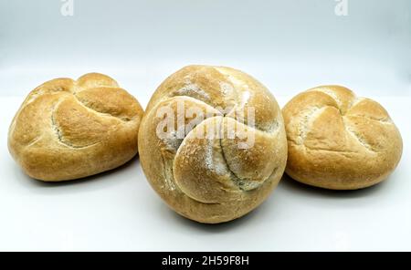 Pane fresco al forno con panini Kaiser. Kaiser è un tipo di pane rotondo, duro e croccante originario dell'Austria, spesso utilizzato per preparare sandwich. Foto Stock