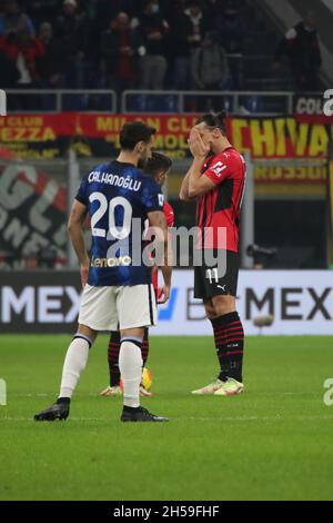 Milano, Italia. 7 novembre 2021. Zlatan Ibrahimovic di AC Milan in azione durante la Serie A football match tra AC Milan e FC Internazionale allo Stadio Giuseppe Meazza, il 07 novembre 2021 a Milano (Photo by Mairo Cinquetti/Pacific Press) Credit: Pacific Press Media Production Corp./Alamy Live News Foto Stock