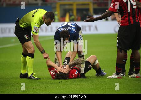 Milano, Italia. 7 novembre 2021. Hakan Calhanoglu di Inter, Sandro tonali di AC Milan in azione durante la Serie A di calcio tra AC Milan e FC Internazionale allo Stadio Giuseppe Meazza, il 07 novembre 2021 a Milano (Foto di Mairo Cinquetti/Pacific Press) Credit: Pacific Press Media Production Corp./Alamy Live News Foto Stock