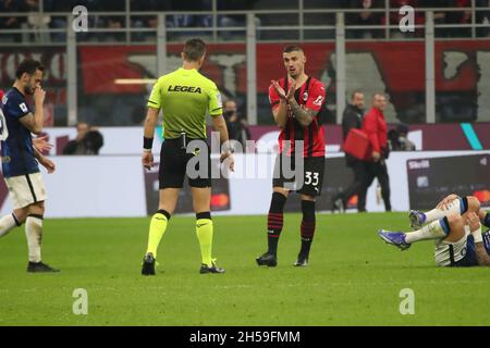 Milano, Italia. 7 novembre 2021. Rade Krunic di AC Milan in azione durante la Serie A football match tra AC Milan e FC Internazionale allo Stadio Giuseppe Meazza, il 07 novembre 2021 a Milano (Photo by Mairo Cinquetti/Pacific Press) Credit: Pacific Press Media Production Corp./Alamy Live News Foto Stock