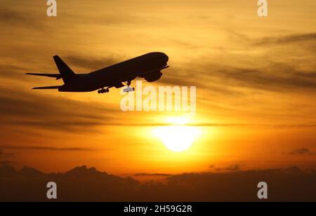 Foto di archivio datata 19/11/08 di un aereo che decollera al tramonto. Gli Stati Uniti riaprono i propri confini ai visitatori del Regno Unito lunedì con un significativo impulso al settore dei viaggi. Migliaia di viaggiatori stanno atterrando sui voli transatlantici per le lunghe e attese riunioni con la famiglia e gli amici. Data di emissione: Lunedì 8 novembre 2021. Foto Stock