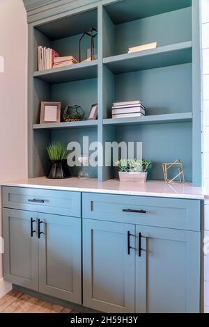 Armadio incorporato con ripiani cassetti e porte all'interno del soggiorno di casa Foto Stock