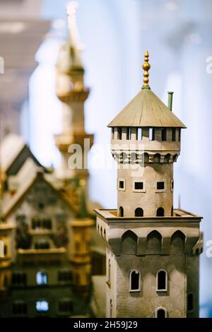 Torre con una guglia del Castello di Neuschwanstein in miniatura Foto Stock