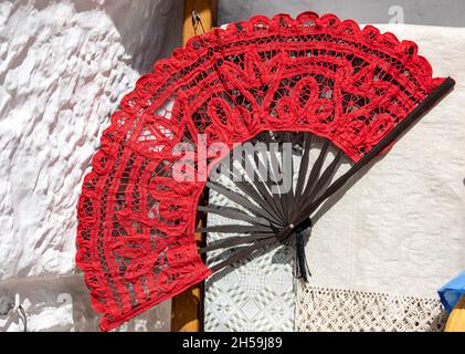 Alberobello, Italia - 16 settembre 2019: Un fan rosso del merletto in mostra in un negozio di Alberobello. Italia Foto Stock