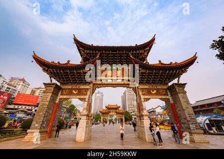 Yunnan, Cina - 28 marzo 2016: Punto di riferimento storico porta Jinma Biji nella città di Kunming. Traduzione 'Green Roster'. Foto Stock