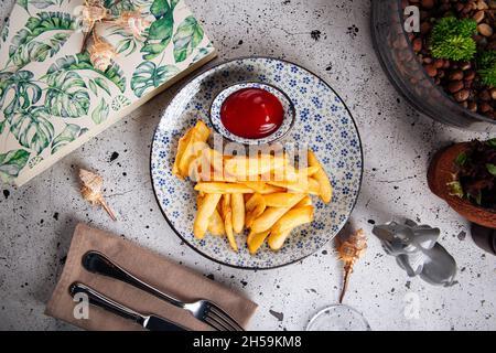 Fette di patate fritte con spuntino con ketchap Foto Stock