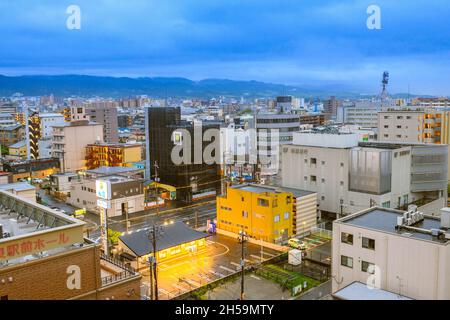 Nara, Giappone - 03 luglio 2019: Vista ad angolo alto del paesaggio urbano serale della città di Nara. Foto Stock