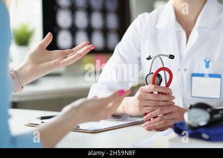 Primo piano delle mani del terapeuta con stetoscopio. Foto Stock