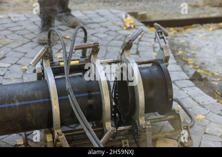 Addetti alla fornitura di tubi in HDPE CONNECT in cantiere Foto Stock