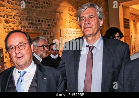 L'ex presidente francese Francois Hollande incontra il sindaco di le Mans Stéphane le Foll durante il suo tour promozionale del suo libro 'Affronter' a le Mans, Francia, il 3 novembre 2021. Foto di Gile M/ANDBZ/ABACAPRESS.COM Foto Stock