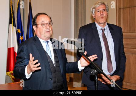 L'ex presidente francese Francois Hollande incontra il sindaco di le Mans Stéphane le Foll durante il suo tour promozionale del suo libro 'Affronter' a le Mans, Francia, il 3 novembre 2021. Foto di Gile M/ANDBZ/ABACAPRESS.COM Foto Stock