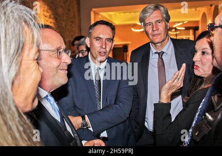 L'ex presidente francese Francois Hollande e l'attrice francese Julie Gayet incontrano le Mans Mayor Stéphane le foll durante il suo tour promozionale del suo libro 'Affronter' a le Mans, Francia, il 3 novembre 2021. Foto di Gile M/ANDBZ/ABACAPRESS.COM Foto Stock