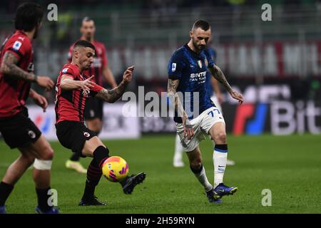 Milano, Italia. 7 novembre 2021. Marcelo Brozovic (Inter)Rade Krunic (Milano) durante la partita italiana 'srie A' tra Milano 1-1 Inter allo Stadio Giuseppe Meazza il 07 novembre 2021 a Milano. Credit: Maurizio Borsari/AFLO/Alamy Live News Foto Stock