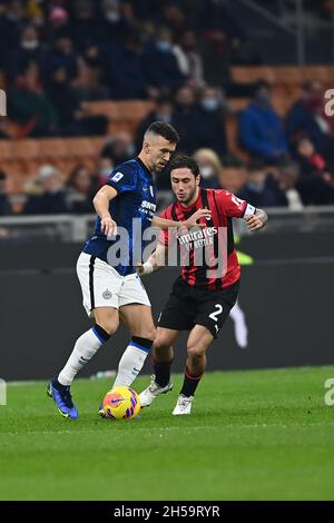 Milano, Italia. 7 novembre 2021. Ivan Perisic (Inter)Davide Calabria (Milano) in occasione della partita italiana 'spirie A' tra Milano 1-1 Inter allo Stadio Giuseppe Meazza il 07 novembre 2021 a Milano. Credit: Maurizio Borsari/AFLO/Alamy Live News Foto Stock