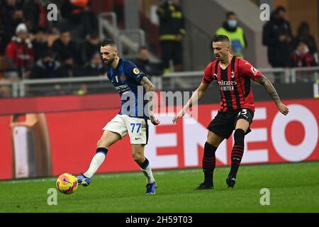 Milano, Italia. 7 novembre 2021. Marcelo Brozovic (Inter)Rade Krunic (Milano) durante la partita italiana 'srie A' tra Milano 1-1 Inter allo Stadio Giuseppe Meazza il 07 novembre 2021 a Milano. Credit: Maurizio Borsari/AFLO/Alamy Live News Foto Stock