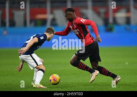 Milano, Italia. 7 novembre 2021. Rafael Leao (Milano)Nicolo Barella (Inter) durante la partita italiana 'spirie A' tra Milano 1-1 Inter allo Stadio Giuseppe Meazza il 07 novembre 2021 a Milano. Credit: Maurizio Borsari/AFLO/Alamy Live News Foto Stock