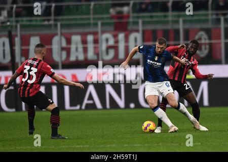 Milano, Italia. 7 novembre 2021. Rade Krunic (Milano)Edin Dzeko (Inter)Fikayo Tomori (Milano) durante la partita italiana 'spirie A' tra Milano 1-1 Inter allo Stadio Giuseppe Meazza il 07 novembre 2021 a Milano. Credit: Maurizio Borsari/AFLO/Alamy Live News Foto Stock