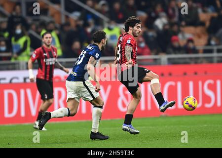 Milano, Italia. 7 novembre 2021. Sandro tonali (Milano)Lautaro Martinez (Inter) durante la partita italiana 'srie A' tra Milano 1-1 Inter allo Stadio Giuseppe Meazza il 07 novembre 2021 a Milano. Credit: Maurizio Borsari/AFLO/Alamy Live News Foto Stock