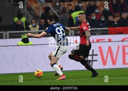 Milano, Italia. 7 novembre 2021. Alessandro Bastoni (Inter)Rade Krunic (Milano) in occasione della partita italiana 'spirie A' tra Milano 1-1 Inter allo Stadio Giuseppe Meazza il 07 novembre 2021 a Milano. Credit: Maurizio Borsari/AFLO/Alamy Live News Foto Stock