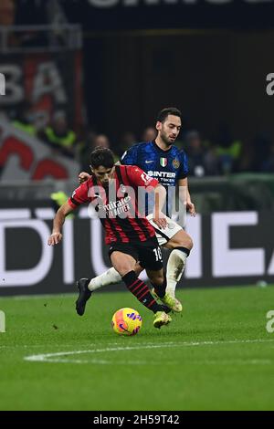 Milano, Italia. 7 novembre 2021. Brahim Diaz (Milano)Hakan Calhanoglu (Inter) durante la partita italiana 'srie A' tra Milano 1-1 Inter allo Stadio Giuseppe Meazza il 07 novembre 2021 a Milano. Credit: Maurizio Borsari/AFLO/Alamy Live News Foto Stock