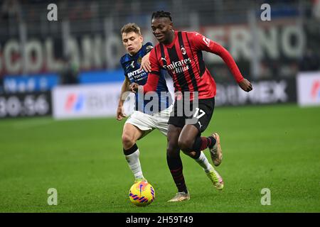 Milano, Italia. 7 novembre 2021. Rafael Leao (Milano)Nicolo Barella (Inter) durante la partita italiana 'spirie A' tra Milano 1-1 Inter allo Stadio Giuseppe Meazza il 07 novembre 2021 a Milano. Credit: Maurizio Borsari/AFLO/Alamy Live News Foto Stock