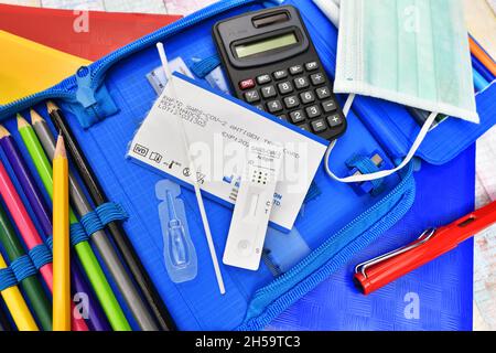 Corona-Antigen-Test auf einer Federtasche Foto Stock