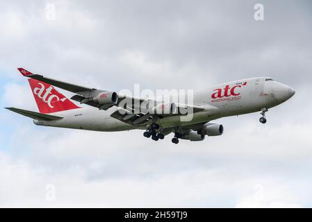 Aerotranscargo, atc, Boeing 747 versione freighter del jet di linea Jumbo Jet ER-BBJ che atterra all'aeroporto di Heathrow, Regno Unito. Getto di carico Foto Stock