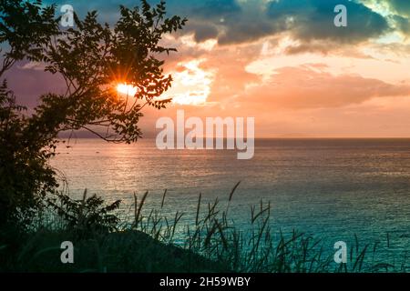 Colorata alba sul mare. Mare costa, resort, estate. Foto Stock