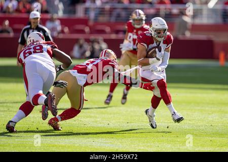 Arizona Cardinals Tight End Zach Ertz (86) eludere l'affrontare da San Francisco 49ers linebacker Azeez al-Shaair (51) per un guadagno di 9 anni durante il f Foto Stock