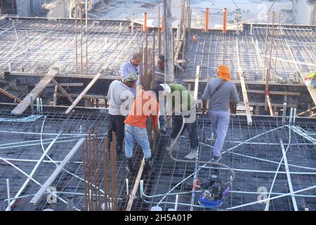 Lavoratori asiatici di costruzione che lavorano su un edificio, Regno del Bahrain Foto Stock